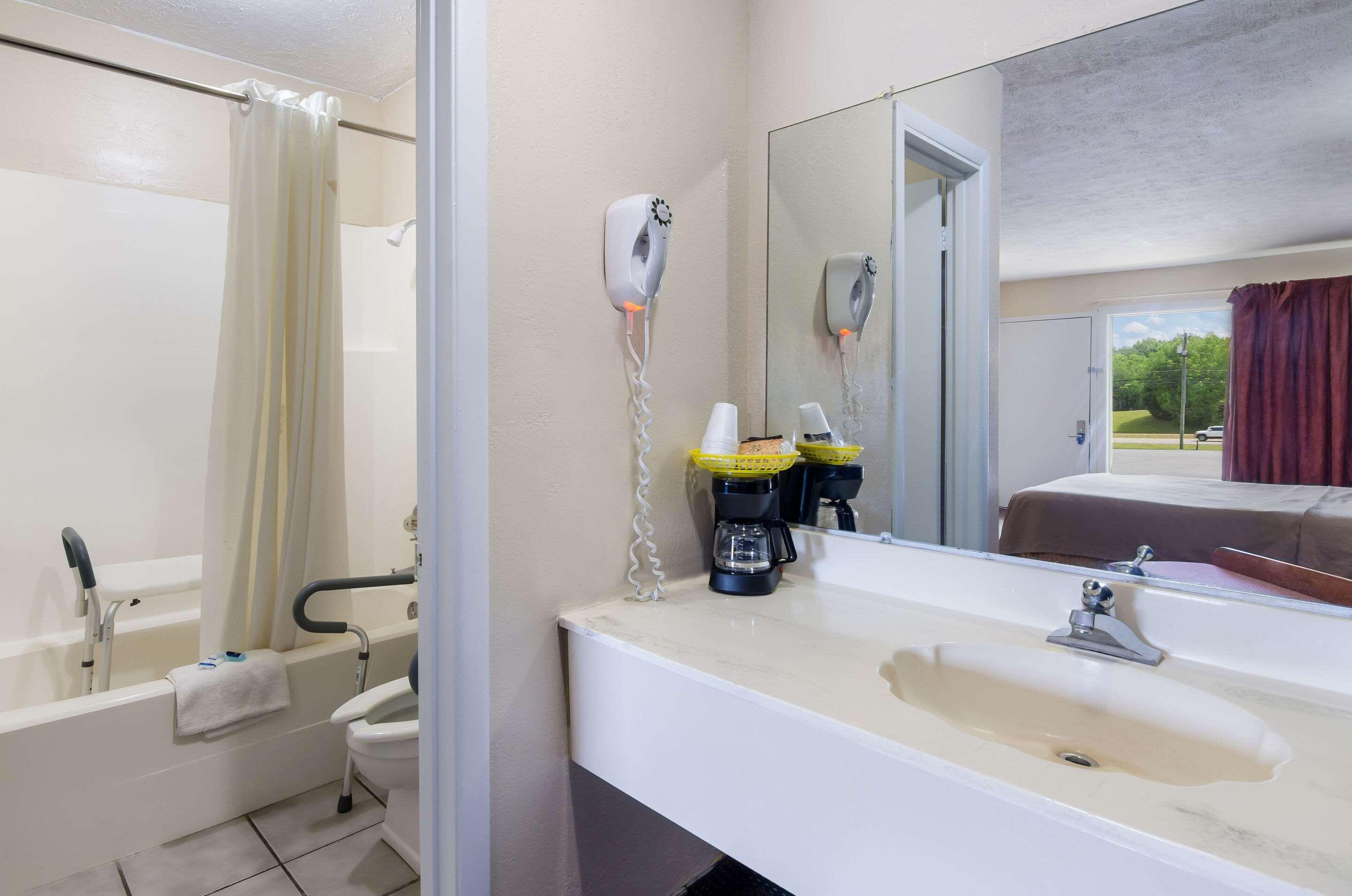 Rodeway Inn Church Hill - Tri Cities Area Bagian luar foto