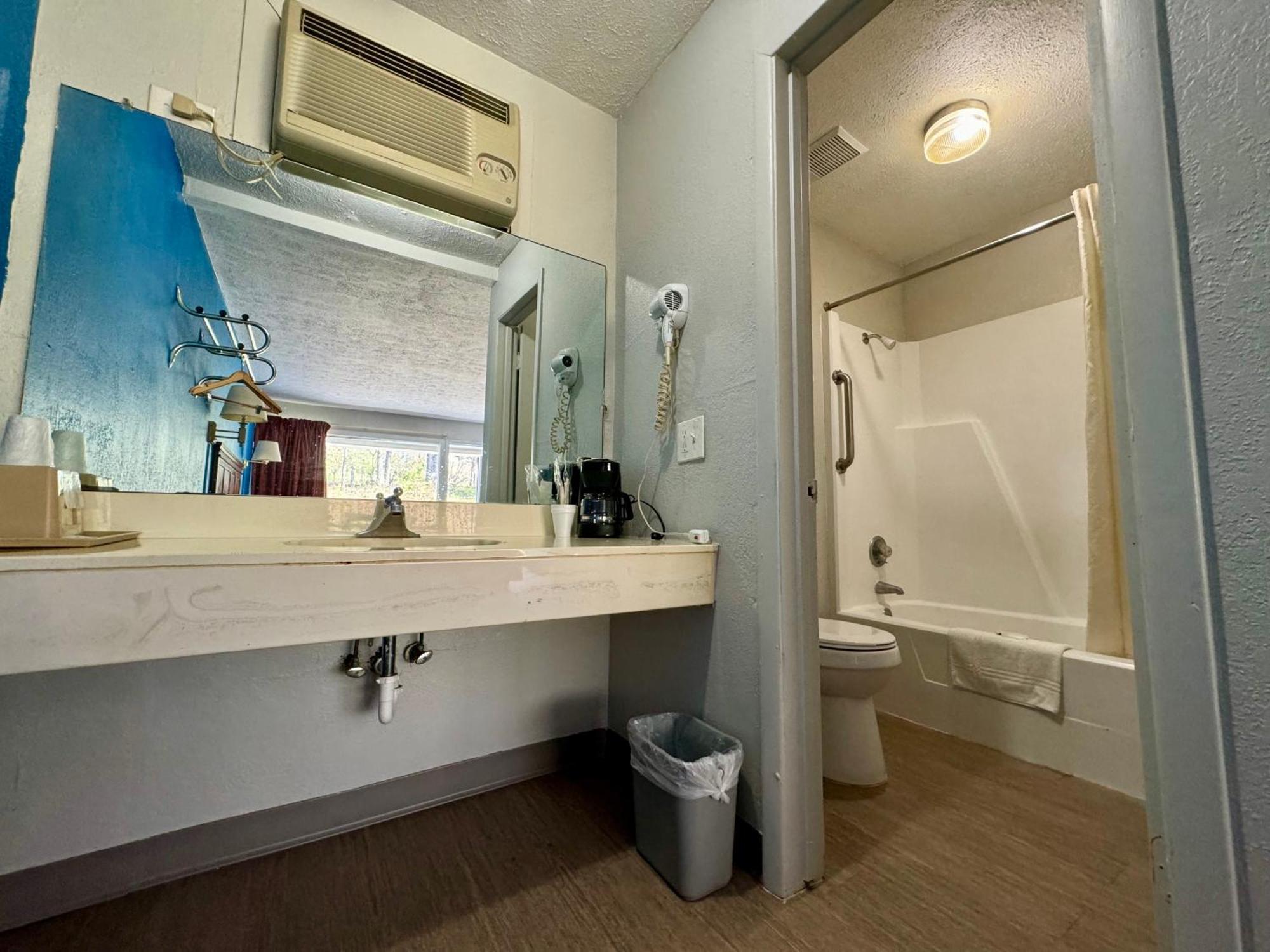 Rodeway Inn Church Hill - Tri Cities Area Bagian luar foto