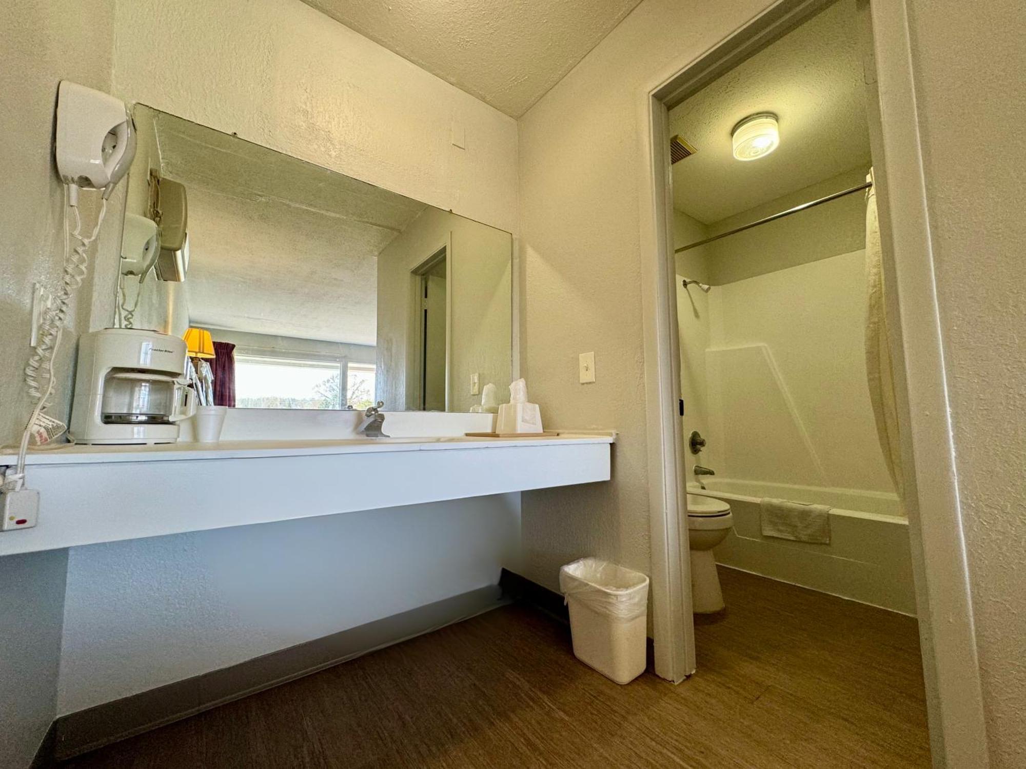 Rodeway Inn Church Hill - Tri Cities Area Bagian luar foto